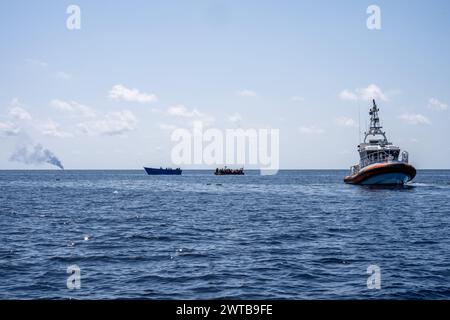 Libysche Sar-Zone, Libyen. März 2024. Die libysche Küstenwache behindert die Rettungseinsätze eines Seenotbootes, das von der MSF-Besatzung durchgeführt wird. Am 16. März 2024 fing das MSF-Schiff Geo Barents zwei kleine Boote voller Migranten ab, die in der libyschen SAR-Zone nach Europa fuhren. Die NGO organisierte eine Rettungsaktion, bei der mehr als 170 Menschen gerettet wurden, darunter viele Frauen und Kinder. (Foto: Simone Boccaccio/SOPA Images/SIPA USA) Credit: SIPA USA/Alamy Live News Stockfoto