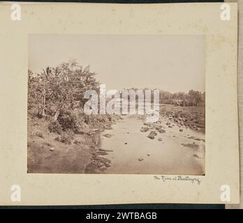 Der Fluss bei Buitenzorg. Woodbury & Page, Fotograf (britisch, aktiv 1857–1908) ca. 1870–1890er Jahre Blick auf einen felsigen Bach. Dieser Blick blickt auf ein paar kleine Hütten in der Ferne. (Recto, Mount) rechts unten in schwarzer Tinte: "Der Fluss bei Buitenzorg"; Stockfoto