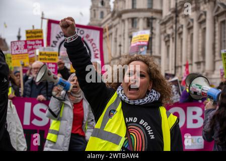 London, Großbritannien. März 2024. Eine Demonstrantin ruft während des marsches Slogans und hält ihre Faust hoch. Die Organisation „Stand Up to Rassismus“ organisierte einen Protest vor dem Innenministerium in London, Großbritannien. Er fordert, Islamophobie und Deportation zu stoppen. Nach dem Protest marschierte die Menge zur Downing Street, um eine Rave-Party zu veranstalten. (Foto: Krisztian Elek/SOPA Images/SIPA USA) Credit: SIPA USA/Alamy Live News Stockfoto