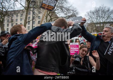 London, Großbritannien. März 2024. Ein Gegenprotestierer stößt mit den Demonstranten vor der Downing Street zusammen. Die Organisation „Stand Up to Rassismus“ organisierte einen Protest vor dem Innenministerium in London, Großbritannien. Er fordert, Islamophobie und Deportation zu stoppen. Nach dem Protest marschierte die Menge zur Downing Street, um eine Rave-Party zu veranstalten. (Foto: Krisztian Elek/SOPA Images/SIPA USA) Credit: SIPA USA/Alamy Live News Stockfoto