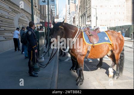 New York, New York, USA. März 2024. (NEU) St.. Patrick's Day Parade in New York City. (Vermerk: M10s/TheNews2) 16. März 2024, New York, New York, USA: Polizeibeamte des New York Police Department warten auf den Start der St. Patrick's Day Parade entlang der 5th Avenue am 16. März 2024 in New York City. (Foto: M10s/TheNews2) (Foto: M10s/Thenews2/Zumapress) (Bild: © Ron Adar/TheNEWS2 Via ZUMA Press Wire) NUR ZUR REDAKTIONELLEN VERWENDUNG! Nicht für kommerzielle ZWECKE! Stockfoto