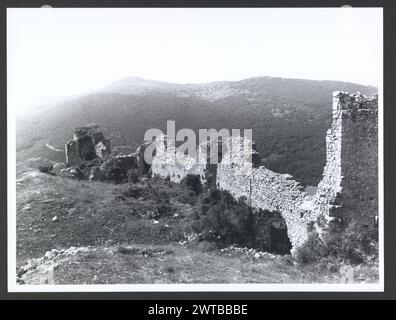 Abruzzen L'Aquila Bominaco Castle4. Hutzel, Max 1960-1990 Blick vom Schloss; Blick auf die Ruinen der Burg. Der in Deutschland geborene Fotograf und Gelehrte Max Hutzel (1911–1988) fotografierte in Italien von den frühen 1960er Jahren bis zu seinem Tod. Das Ergebnis dieses Projektes, von Hutzel als Foto Arte Minore bezeichnet, ist eine gründliche Dokumentation der kunsthistorischen Entwicklung in Italien bis zum 18. Jahrhundert, darunter Objekte der Etrusker und Römer sowie frühmittelalterliche, romanische, gotische, Renaissance- und Barockdenkmäler. Die Bilder werden nach geografischer Region in Italien, dann nach Provinz, Stadt und Standort geordnet Stockfoto