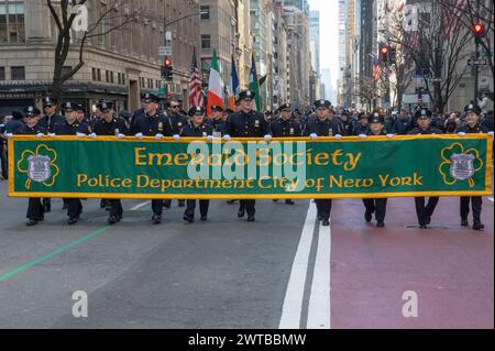 New York, New York, USA. März 2024. (NEU) St.. Patrick's Day Parade in New York City. (Credit: M10s/TheNews2) 16. März 2024, New York, New York, USA: Member of the NYPD Emerald Society march in the St. Patrick's Day Parade entlang der 5th Avenue am 16. März 2024 in New York City. (Foto: M10s/TheNews2) (Foto: M10s/Thenews2/Zumapress) (Bild: © Ron Adar/TheNEWS2 Via ZUMA Press Wire) NUR ZUR REDAKTIONELLEN VERWENDUNG! Nicht für kommerzielle ZWECKE! Stockfoto