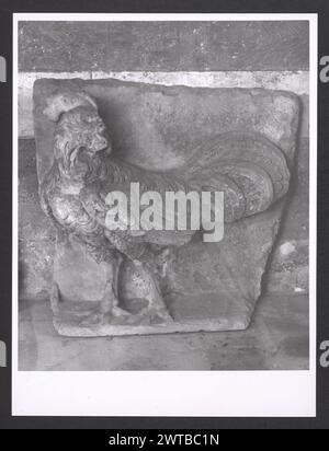 Lazio Viterbo Gallese Palazzo Ducale2. Hutzel, Max 1960-1990 Nachmittelalterliche Architektur, im 16. Jahrhundert in wohnpalazzo umgewandelt; Architekturskulptur; Skulptur der in Deutschland geborene Fotograf und Gelehrte Max Hutzel (1911–1988) fotografierte in Italien von Anfang der 1960er Jahre bis zu seinem Tod. Das Ergebnis dieses Projektes, von Hutzel als Foto Arte Minore bezeichnet, ist eine gründliche Dokumentation der kunsthistorischen Entwicklung in Italien bis zum 18. Jahrhundert, einschließlich der Objekte der Etrusker und Römer, sowie frühmittelalterliche, romanische, gotische, Renaissance- und Barockdenkmäler Stockfoto