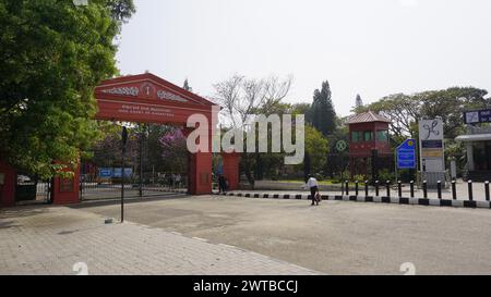 Bangalore, Indien - 16. Januar 2024: Vordereingang des Obersten Gerichts von Karnataka in Dr. B R Ambedkar veedi Bengaluru. Erstaunliche historische Architektur. Stockfoto