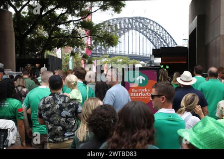 Sydney, Australien. März 2024. Am St. Patrick’s Day waren irische Kultur, Musik, Essen und Guinness im First Fleet Park am Circular Quay in Sydney. Wie immer gab es lange Warteschlangen, da die Gegend zu klein war für die riesigen Menschenmassen von Iren und anderen. Richard Milnes/Alamy Live News Stockfoto