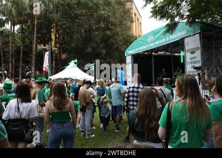 Sydney, Australien. März 2024. Am St. Patrick’s Day waren irische Kultur, Musik, Essen und Guinness im First Fleet Park am Circular Quay in Sydney. Wie immer gab es lange Warteschlangen, da die Gegend zu klein war für die riesigen Menschenmassen von Iren und anderen. Richard Milnes/Alamy Live News Stockfoto