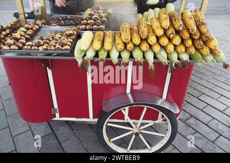 Ein Straßenverkäufer verkauft gerösteten Mais Stockfoto