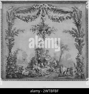 Maypole-Tanz. Huet, Jean-Baptiste (französisch, 1745-1811) (entworfen nach) [Maler] ca. 1785-1800 Gobelin Abmessungen: H 2,60 x B 3,00 m Gobelin Materialien/Techniken: Unbekannt Kultur: Französisches Weberzentrum: Aubusson Besitz Geschichte: Mr. M. Rikoff Coll., 1907 (Campbell). Seligmann kaufte in der Galerie Georges Petit, Paris, 7/1907 (Soustelle). Frankreich, Paris, Paris, Galerie Georges Petit, 7. Dezember, 1907, Lot 344. In einer Landschaft mit Bäumen und blühenden Pflanzen tanzen ein Junge und ein Mädchen um einen Stab; zwei Mädchen lehnen sich zu ihren Füßen, eines spielt Flöte (L) und das andere mit einem Korb Blumen (R). Stockfoto