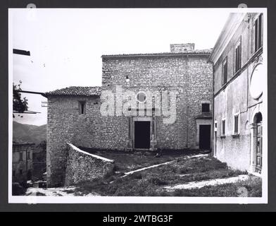 Lazio Rieti Labro S. Maria. Hutzel, Max 1960-1990 Mittelalter: Architektonische Fragmente, skulpturale Fragmente. Postmittelalterliche: Architektur, architektonische Skulptur, Freskenmalerei, Malerei, Skulptur, Skulpturenfragmente Objektnotizen: 1508 wurde die Kirche über den Überresten einer Burg errichtet, die der des Vitelleschi vorausging. Keine Informationen von Hutzel. Siehe TCI, Latium, S.456. Der in Deutschland geborene Fotograf und Gelehrte Max Hutzel (1911–1988) fotografierte in Italien von den frühen 1960er Jahren bis zu seinem Tod. Das Ergebnis dieses Projektes, von Hutzel als Foto Arte Minore bezeichnet, ist eine gründliche Dokumentation Stockfoto