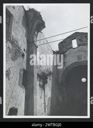 Latium Latina Fondi Abtei von S. Magno. Hutzel, Max 1960-1990 Außen- und Innenansicht der Abteiruinen, einschließlich eines beschädigten Freskos. Allgemeine Anmerkungen: Ansichten mit den Nummern H-33 bis H-47 sind Teil der numerischen Sequenz für Madonna del Soccorso. Der in Deutschland geborene Fotograf und Gelehrte Max Hutzel (1911–1988) fotografierte in Italien von den frühen 1960er Jahren bis zu seinem Tod. Das Ergebnis dieses Projektes, von Hutzel als Foto Arte Minore bezeichnet, ist eine gründliche Dokumentation der kunsthistorischen Entwicklung in Italien bis zum 18. Jahrhundert, einschließlich der Objekte der Etrusker und Römer sowie des frühen Mediews Stockfoto