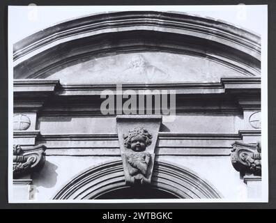 Lazio Viterbo Viterbo Palazzo del Podesta8. Hutzel, Max 1960-1990 Außenansicht des palazzo aus dem 13. Jahrhundert, renoviert, mit schlankem Turm, architektonischer Skulptur und Lünettenfresko des ehemaligen Fensters. Der in Deutschland geborene Fotograf und Gelehrte Max Hutzel (1911–1988) fotografierte in Italien von den frühen 1960er Jahren bis zu seinem Tod. Das Ergebnis dieses Projektes, von Hutzel als Foto Arte Minore bezeichnet, ist eine gründliche Dokumentation der kunsthistorischen Entwicklung in Italien bis zum 18. Jahrhundert, einschließlich der Objekte der Etrusker und Römer sowie frühmittelalterlicher, romanischer, gotischer, Renaissance und barocker monumen Stockfoto