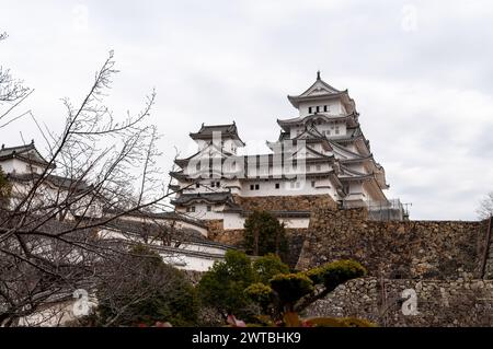 Himeji, Japan - 6. Januar 2020. Außenansicht des berühmten Schlosses Himeji. Dies ist eine der wenigen japanischen Schlösser, die noch auf traditionelle Weise gebaut wurden. Stockfoto