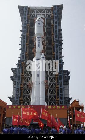 (240317) -- PEKING, 17. März 2024 (Xinhua) -- die Kombination aus dem Relaissatelliten Queqiao-2 und der Langen March-8 Y3-Trägerrakete wird vertikal zum Startgebiet des Wenchang Space Launch Center in der südchinesischen Provinz Hainan gebracht, 17. März 2024. Laut Angaben der chinesischen Raumfahrtbehörde CNSA soll der Satellit zu einem angemessenen Zeitpunkt innerhalb der nächsten Tage gestartet werden. (China National Space Administration/Handout via Xinhua) Stockfoto