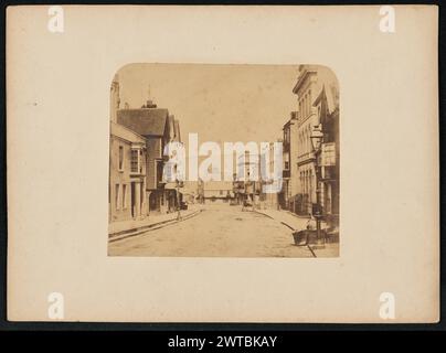 High Street, St. Michaels Blick nach Osten. John Thomas Case, Fotograf (britischer Fotograf, geboren um 1819) 1857 Ein Blick auf die High Street in Lewes. Das White Hart Hotel Gebäude befindet sich am Ende der Straße auf der rechten Seite. Am Ende der Straße befindet sich ein Gebäude mit dem Namen „Hardy“. Stockfoto