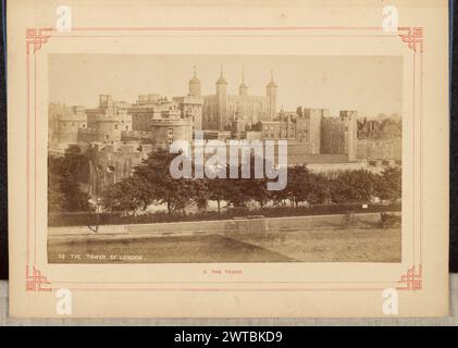Der Turm. London Stereoscopic and Photographic Company, Fotograf (gegründet 1854, aufgelöst 1922) um 1890 Ansicht des Tower of London von der Straße entlang der Westseite. Der Weiße Turm, Legge's Mount, Beauchamp, Devereux, Feuerstein, und Bowyer Towers und die Kapelle Royal von St. Peter ad Vincula ist hinter dem äußeren Flügel zu sehen. Mehrere Pferdekutschen sind entlang der Kopfsteinpflasterstraße im Vordergrund zu sehen. (Recto, Bild) unten links, handgeschrieben im negativ: '36 THE TOWER OF LONDON.'; (Recto, Mount) unten in der Mitte, gedruckt in roter Tinte: '2. DER TURM.“; (Verso, Mount Stockfoto