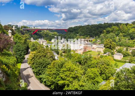Die Brücke der Großherzogin Charlotte über ein grünes Tal in Luxemburg Stockfoto