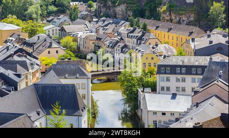 Blick aus der Vogelperspektive über den Fluss Alzette und das Viertel Grund in Luxemburg Stockfoto