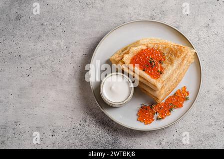 Crepes mit rotem Kaviar und Sauerrahm. Hochwertige Fotos Stockfoto