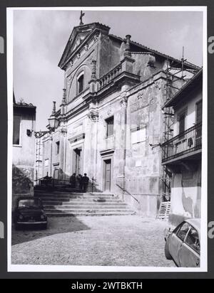 Lazio Roma Anguillara Sabazia Collegiata dell'Assunta. Hutzel, Max 1960-1990 Postmittelalterliches: Architektur (16. Jahrhundert) Deckenmalerei; Taufstein (15. Jahrhundert) Allgemeine Anmerkungen: Es gab zwei Druckserien dieses Denkmals, die meisten von denselben Negativen. Sie wurden nun zu einer numerischen Sequenz synthetisiert und den H-Zahlen 1-17 zugeordnet. Der in Deutschland geborene Fotograf und Gelehrte Max Hutzel (1911–1988) fotografierte in Italien von den frühen 1960er Jahren bis zu seinem Tod. Das Ergebnis dieses Projektes, von Hutzel als Foto Arte Minore bezeichnet, ist eine gründliche Dokumentation der kunsthistorischen Entwicklung in I Stockfoto