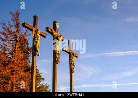 Kreuzigungsgruppe, drei Kreuze auf dem Kreuzberg in Rhoen, Kreuzberg bei Bischofsheim, Rhoen, Unterfranken, Bayern, Deutschland Stockfoto