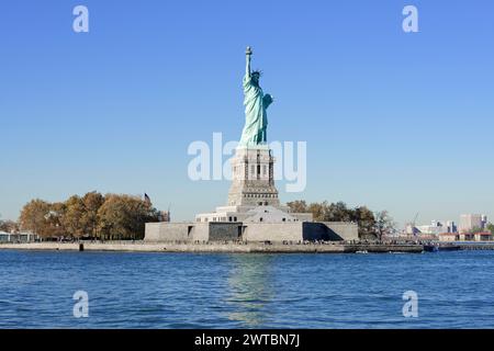 Die Freiheitsstatue auf der Insel mit einem klaren blauen Himmel im Hintergrund an einem sonnigen Tag, Manhattan, Downtown, New York City, New York, USA, Norden Stockfoto