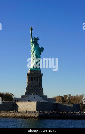 Die Freiheitsstatue aus weiter Entfernung zur blauen Stunde am East River, Manhattan, Brooklyn, New York City, New York, USA, Norden Stockfoto