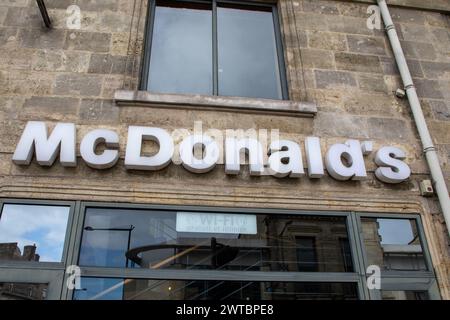 Bordeaux , Frankreich - 03 07 2024 : McDonald's Schild Marke m Logotext auf der Fassade Restaurantwand außen von uns McDonalds Fastfood Eingang Stockfoto