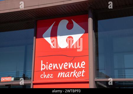 Bordeaux , Frankreich - 03 12 2024 : Carrefour Market Logo Text und Markenzeichen City Center Store Eingang Shop Supermarkt Stockfoto