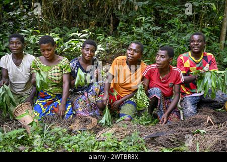 Pygmäen der Baka oder BaAka schwören auf Jagd, Jagd Magie, Netzjagd, Dzanga-Sangha Special Dichter Forest Reserve, Sangha-Mbaere Stockfoto