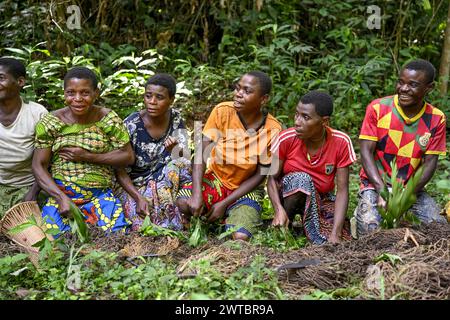 Pygmäen der Baka oder BaAka schwören auf Jagd, Jagd Magie, Netzjagd, Dzanga-Sangha Special Dichter Forest Reserve, Sangha-Mbaere Stockfoto