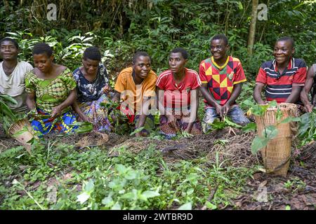 Pygmäen der Baka oder BaAka schwören auf Jagd, Jagd Magie, Netzjagd, Dzanga-Sangha Special Dichter Forest Reserve, Sangha-Mbaere Stockfoto