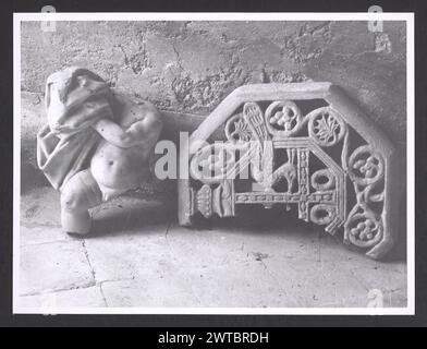 Lazio Viterbo Gallese Palazzo Ducale6. Hutzel, Max 1960-1990 Nachmittelalterliche Architektur, im 16. Jahrhundert in wohnpalazzo umgewandelt; Architekturskulptur; Skulptur der in Deutschland geborene Fotograf und Gelehrte Max Hutzel (1911–1988) fotografierte in Italien von Anfang der 1960er Jahre bis zu seinem Tod. Das Ergebnis dieses Projektes, von Hutzel als Foto Arte Minore bezeichnet, ist eine gründliche Dokumentation der kunsthistorischen Entwicklung in Italien bis zum 18. Jahrhundert, einschließlich der Objekte der Etrusker und Römer, sowie frühmittelalterliche, romanische, gotische, Renaissance- und Barockdenkmäler Stockfoto
