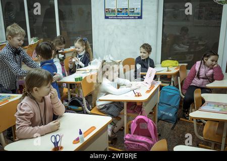 Schüler in einem Klassenzimmer in einer der U-Bahn-Schulen in Charkiw. In verschiedenen U-Bahn-Stationen der Stadt wurden Klassenzimmer eingerichtet, um Unterricht zu halten Stockfoto