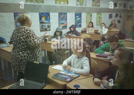 Schüler in einem Klassenzimmer in einer der U-Bahn-Schulen in Charkiw. In verschiedenen U-Bahn-Stationen der Stadt wurden Klassenzimmer eingerichtet, um Unterricht zu halten Stockfoto