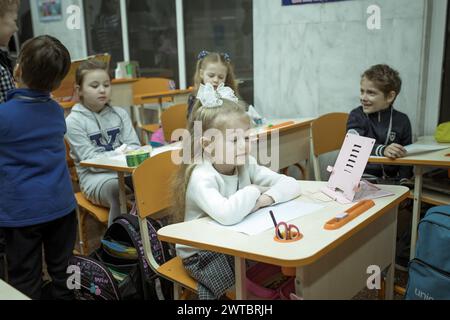 Schüler in einem Klassenzimmer in einer der U-Bahn-Schulen in Charkiw. In verschiedenen U-Bahn-Stationen der Stadt wurden Klassenzimmer eingerichtet, um Unterricht zu halten Stockfoto