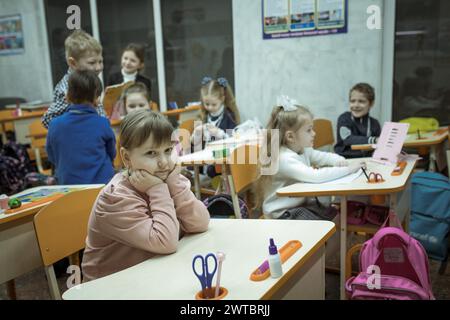 Schüler in einem Klassenzimmer in einer der U-Bahn-Schulen in Charkiw. In verschiedenen U-Bahn-Stationen der Stadt wurden Klassenzimmer eingerichtet, um Unterricht zu halten Stockfoto