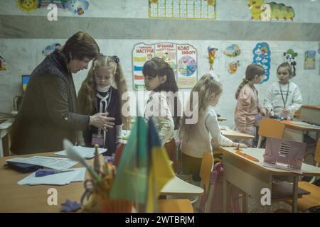 Schüler in einem Klassenzimmer in einer der U-Bahn-Schulen in Charkiw. In verschiedenen U-Bahn-Stationen der Stadt wurden Klassenzimmer eingerichtet, um Unterricht zu halten Stockfoto