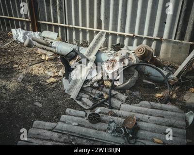 Raketenteil im Hof eines kleinen Bauernhauses im Dorf Borschchivka, die Front ist nur wenige Kilometer entfernt, wenn die Krähe fliegt, Borschchivka Stockfoto