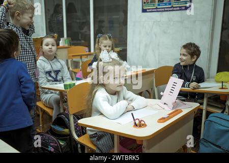 Schüler in einem Klassenzimmer in einer der U-Bahn-Schulen in Charkiw. In verschiedenen U-Bahn-Stationen der Stadt wurden Klassenzimmer eingerichtet, um Unterricht zu halten Stockfoto