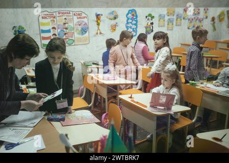 Schüler in einem Klassenzimmer in einer der U-Bahn-Schulen in Charkiw. In verschiedenen U-Bahn-Stationen der Stadt wurden Klassenzimmer eingerichtet, um Unterricht zu halten Stockfoto