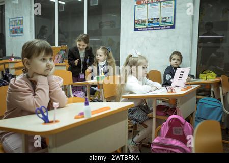 Schüler in einem Klassenzimmer in einer der U-Bahn-Schulen in Charkiw. In verschiedenen U-Bahn-Stationen der Stadt wurden Klassenzimmer eingerichtet, um Unterricht zu halten Stockfoto