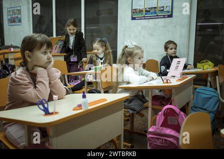 Schüler in einem Klassenzimmer in einer der U-Bahn-Schulen in Charkiw. In verschiedenen U-Bahn-Stationen der Stadt wurden Klassenzimmer eingerichtet, um Unterricht zu halten Stockfoto