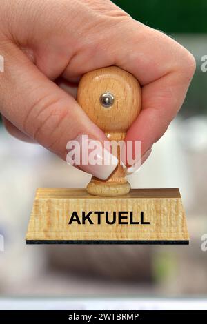 Symbolfoto, Frauenhand mit Stempel, Inschrift: Current, Studio Stockfoto