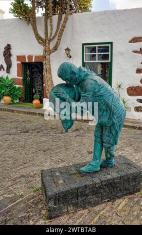 Skulptur Besapie von Rigoberto Camacho Perez, Placa de la Constitucion, Teguise, Lanzarote, Kanarische Inseln, Spanien Stockfoto