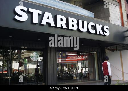 Ein berühmtes Starbucks-Café in Kuala Lumpur, Malaysia Stockfoto