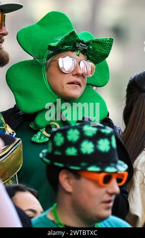 Chicago, USA. März 2024. Die Leute nehmen an einer Veranstaltung zur Feier der St. Patrick's Day in Chicago, USA, 16. März 2024. Quelle: Joel Lerner/Xinhua/Alamy Live News Stockfoto