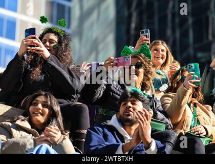 Chicago, USA. März 2024. Die Menschen beobachten, wie der Chicago River grün gefärbt wird, um die St. Patrick's Day in Chicago, USA, 16. März 2024. Quelle: Joel Lerner/Xinhua/Alamy Live News Stockfoto