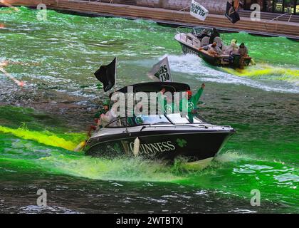 Chicago, USA. März 2024. Die Leute färben den Chicago River grün, um die St. zu feiern Patrick's Day in Chicago, USA, 16. März 2024. Quelle: Joel Lerner/Xinhua/Alamy Live News Stockfoto