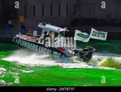 Chicago, USA. März 2024. Die Leute färben den Chicago River grün, um die St. zu feiern Patrick's Day in Chicago, USA, 16. März 2024. Quelle: Joel Lerner/Xinhua/Alamy Live News Stockfoto